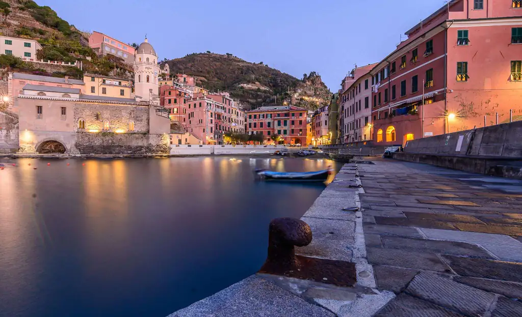 Hafen von Vernazza am Abend
