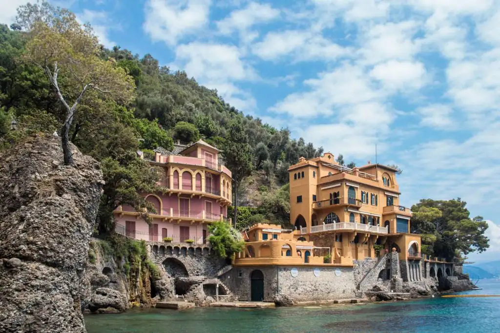 Ville sul mare lungo la passeggiata da Santa Margherita Ligure a Portofino