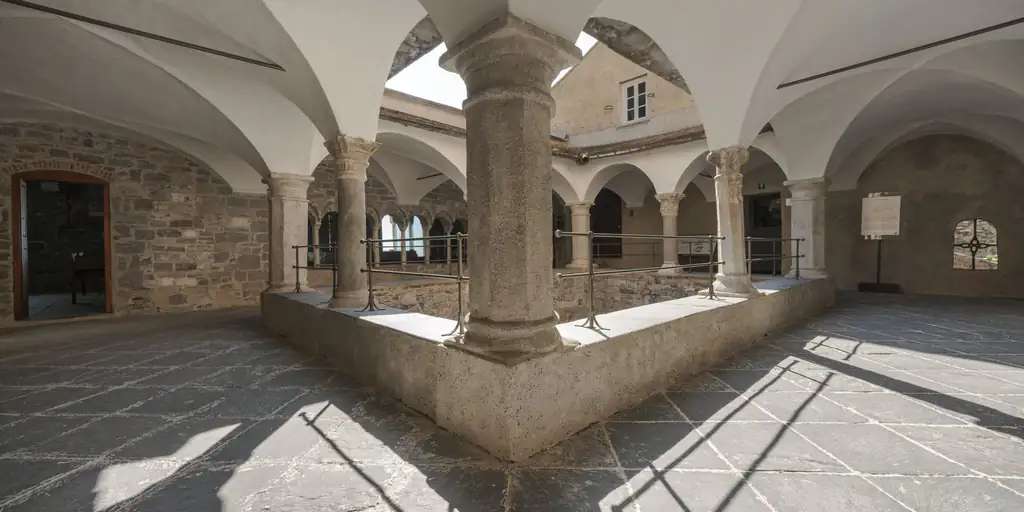 Interno del chiostro dell'Abbazia di San Fruttuoso