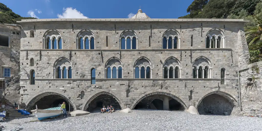 Facciata dell'Abbazia di San Fruttuoso vista dalla spiaggia