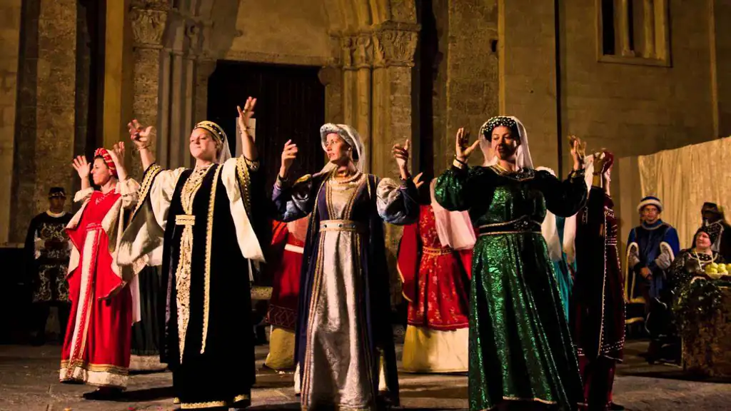 Figuranti in costume durante l'Agosto Medievale di Ventimiglia