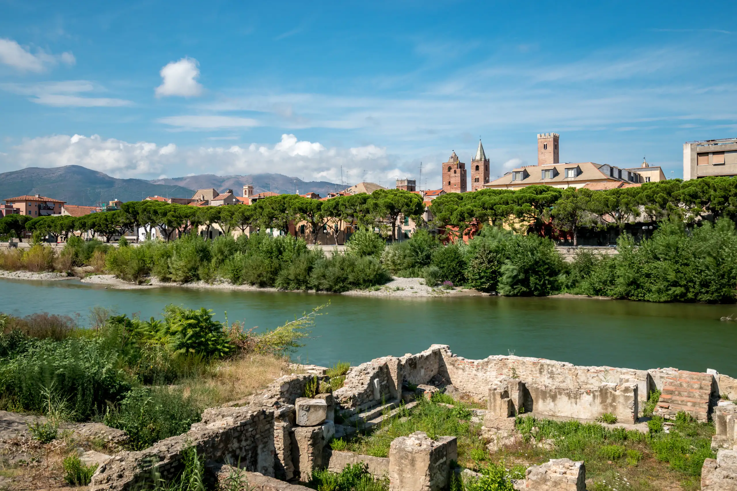 Centro storico di Albenga con le torri medievali