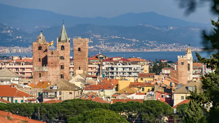 Torri e campanili di Albenga visti dall'alto