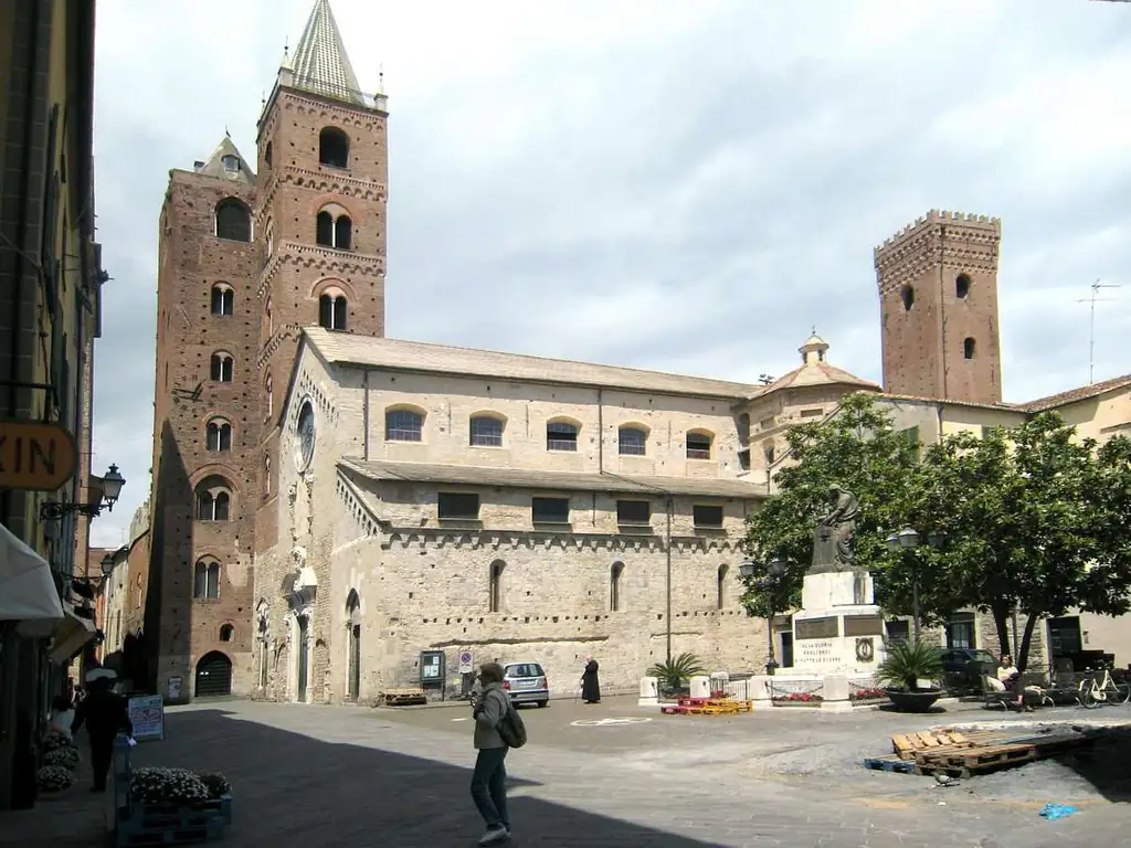 Piazza e torri medievali di Albenga