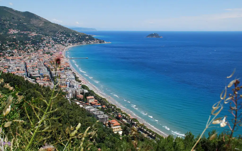 Spiaggia di Albenga e golfo visti dall'alto