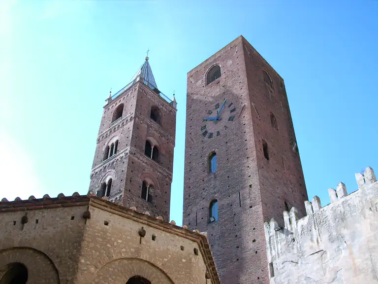 Torri medievali in mattoni di Albenga
