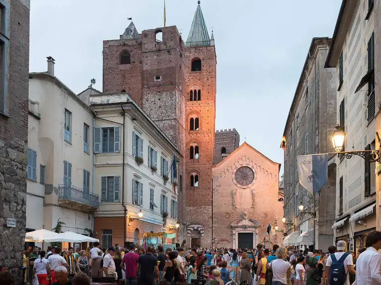 Via del centro storico di Albenga con le torri