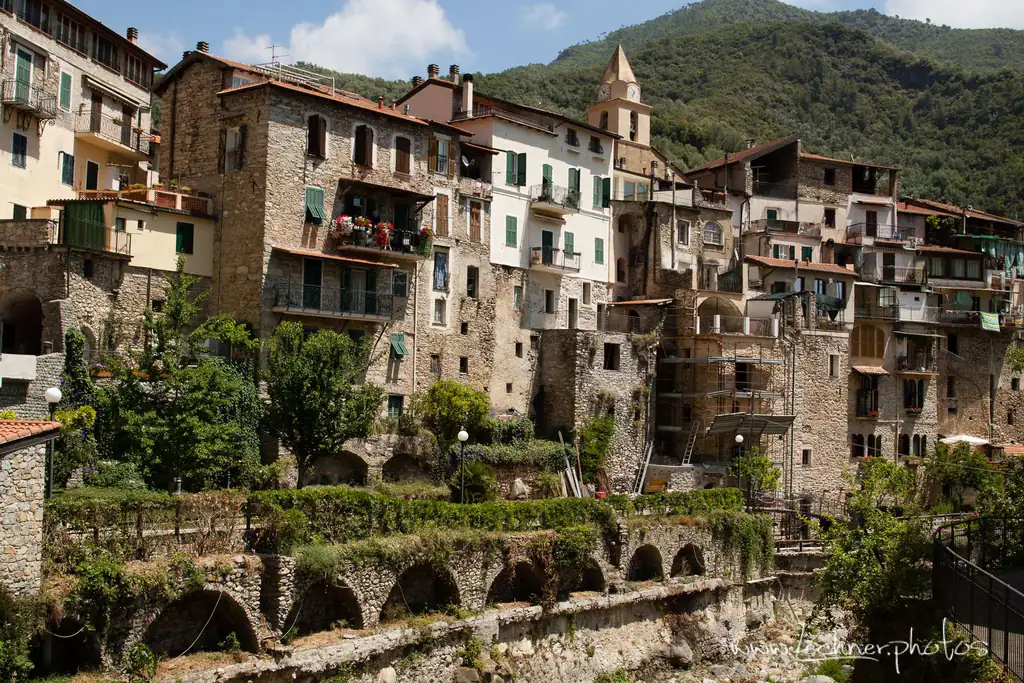Antico borgo di Rocchetta Nervina con il ponte in pietra