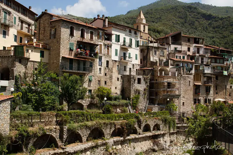 Antico borgo di Rocchetta Nervina con il ponte in pietra