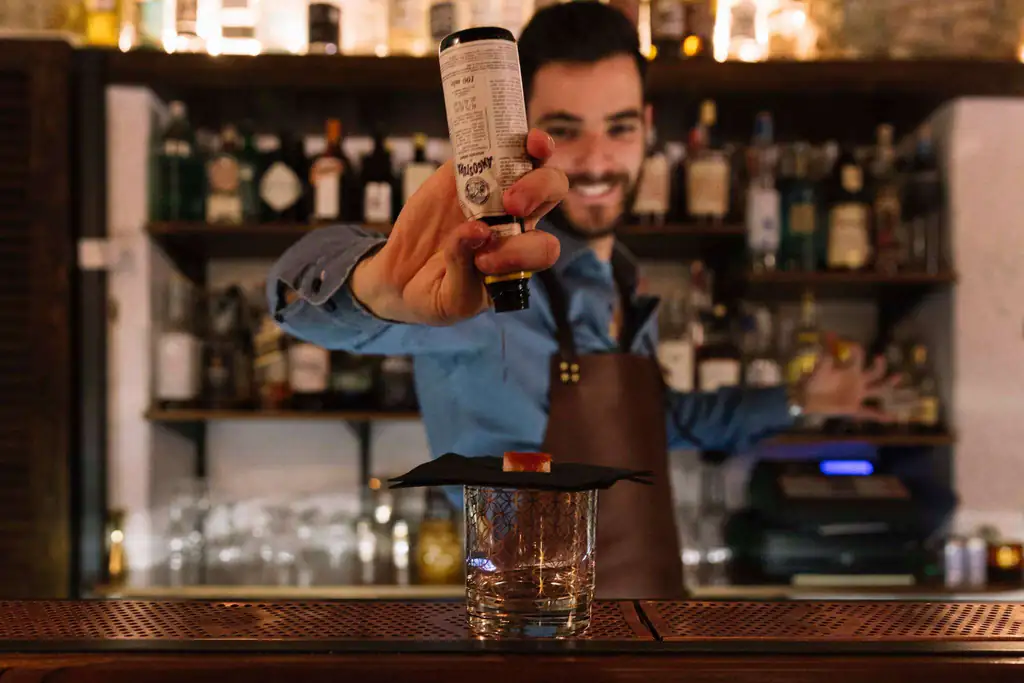 Barman préparant un apéritif à Bordighera