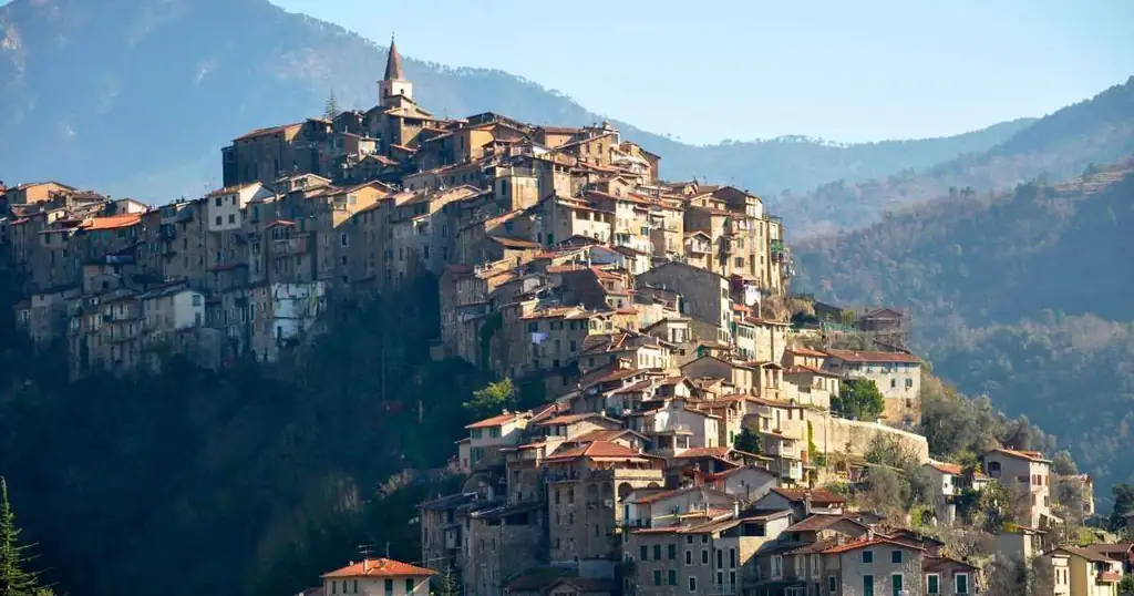 Apricale arroccata sulla collina tra le montagne