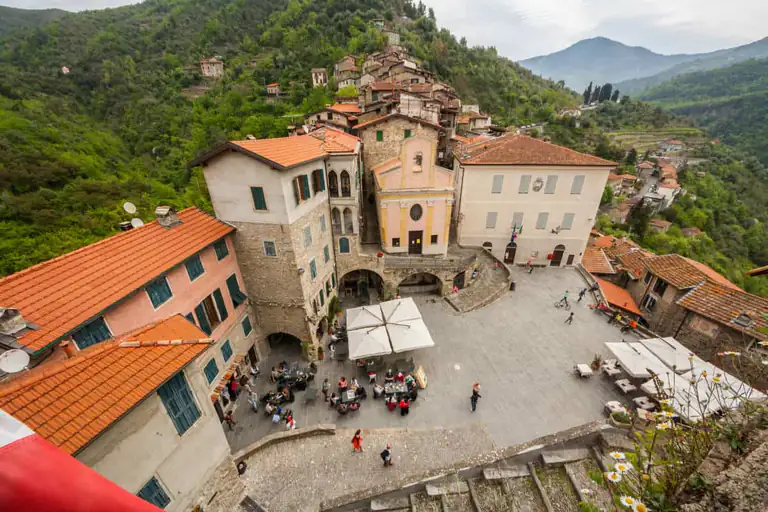 Piazza Vittorio Emanuele ad Apricale vista dall'alto