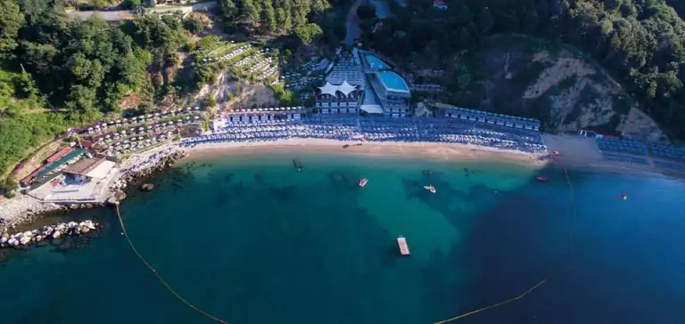 Baia Blu con acqua turchese nel golfo della Spezia