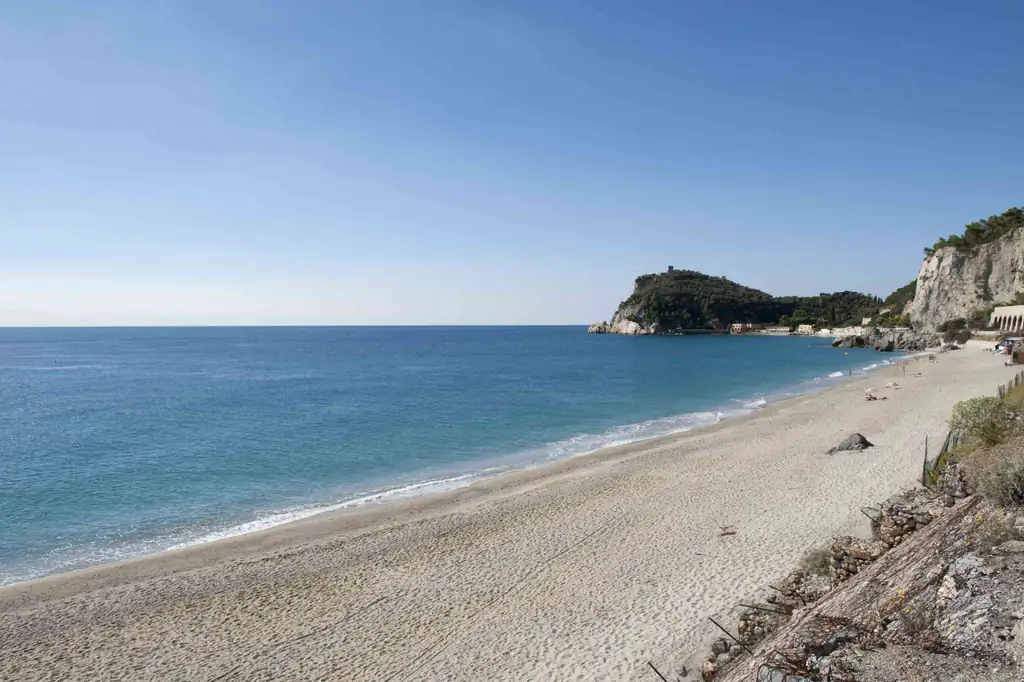 Strand der Baia dei Saraceni in Varigotti
