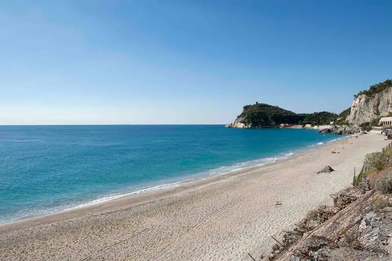 Baia dei Saraceni con il promontorio a Varigotti
