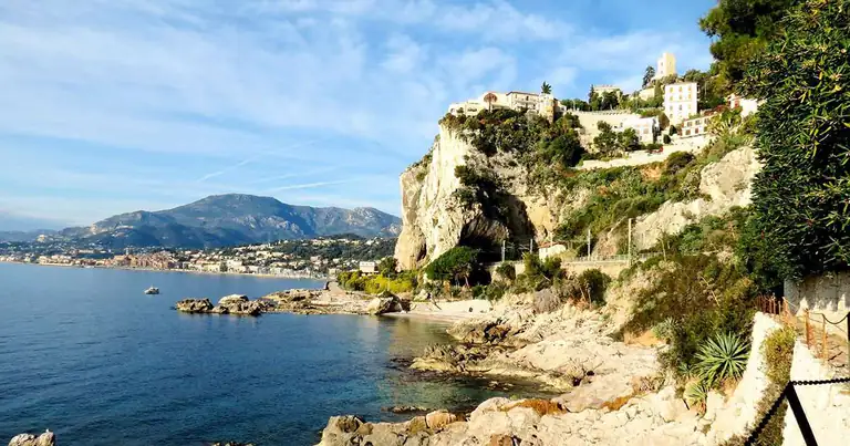 Scogliera dei Balzi Rossi e costa verso la Francia