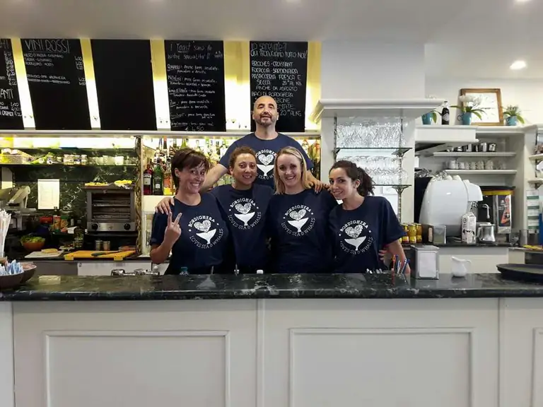 Personnel au comptoir du Bar Centrale à Bordighera