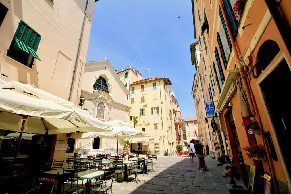 Vicoli colorati e archi in pietra nel borgo medievale di Bordighera Alta