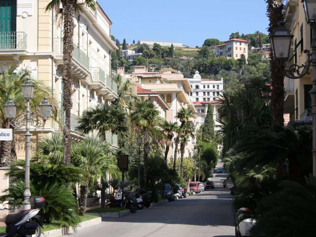 Rue avec palmiers et immeubles au centre de Bordighera