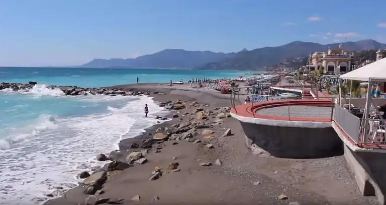 Plage de galets à l'ouest de Bordighera
