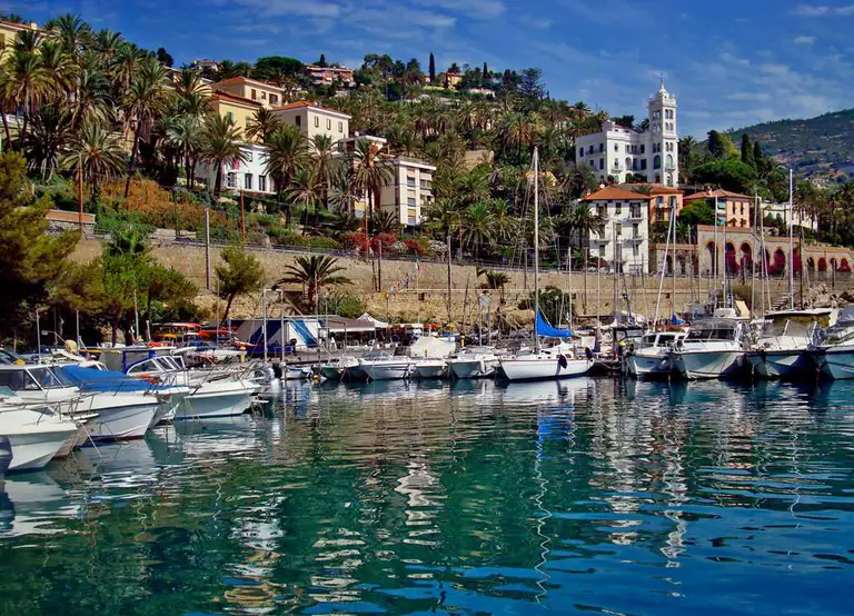 Port de plaisance de Bordighera avec la vieille ville