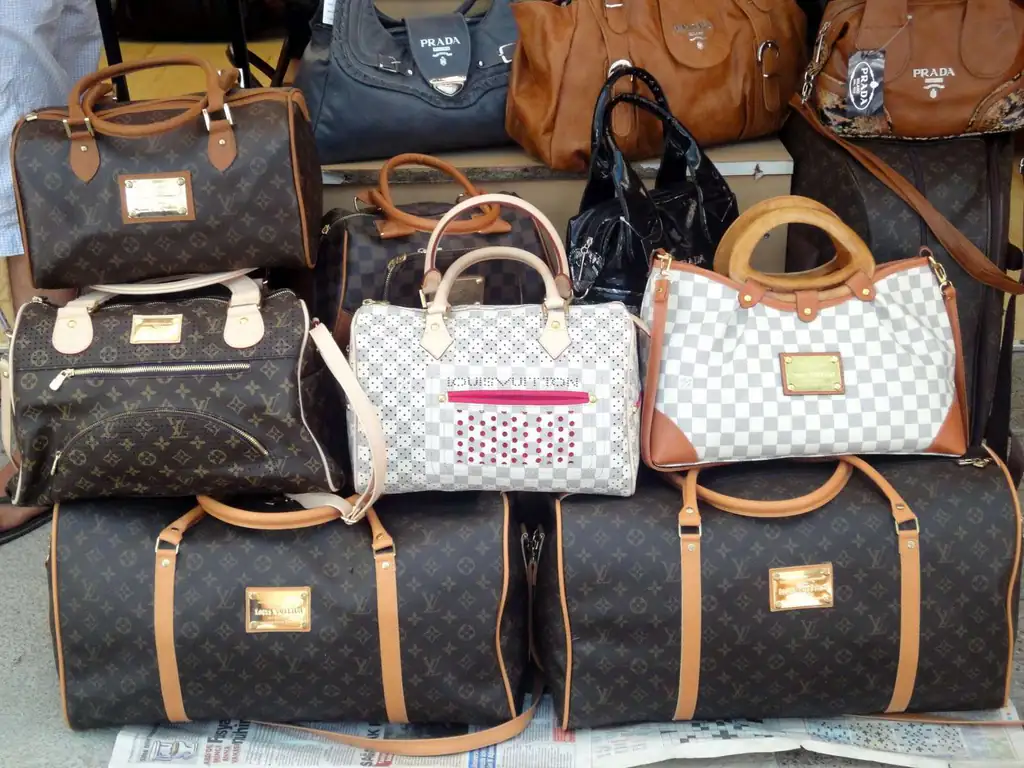 Borse contraffatte in vendita al mercato di Ventimiglia