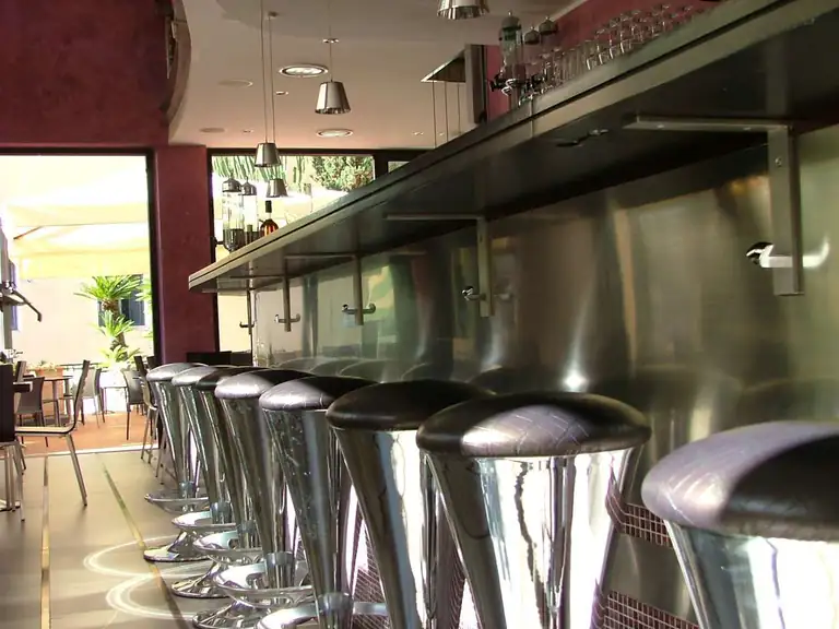 Comptoir avec tabourets au Buga Buga à Bordighera