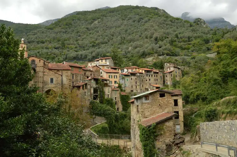 Il borgo di Buggio tra le montagne vicino a Pigna