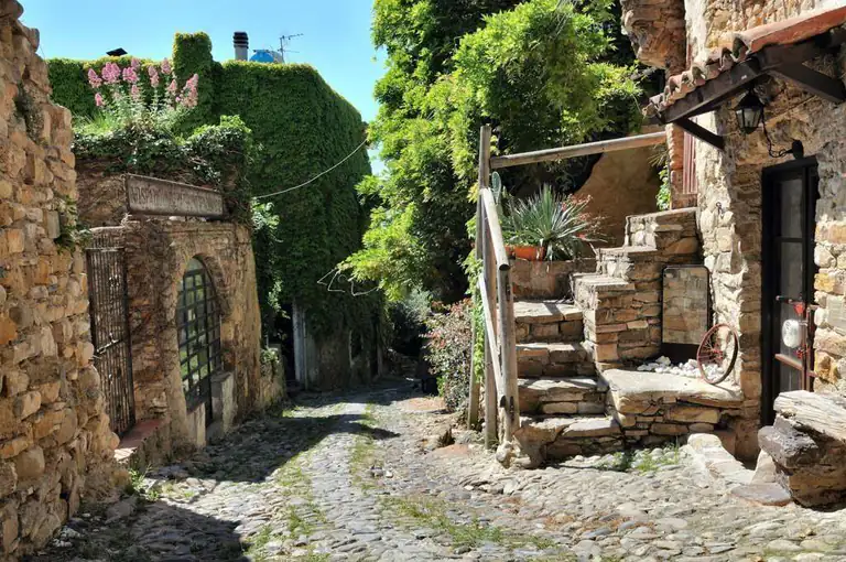 Vicolo in pietra e rampicanti a Bussana Vecchia