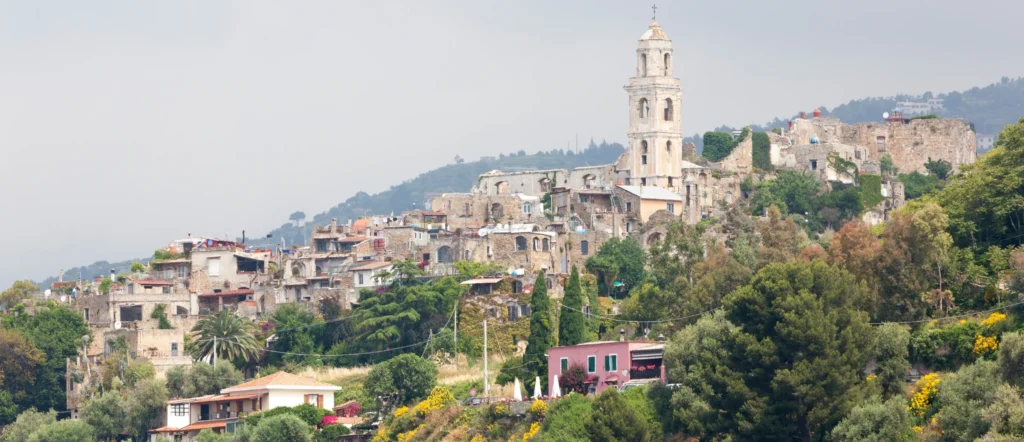 Il borgo di Bussana Vecchia sulla collina