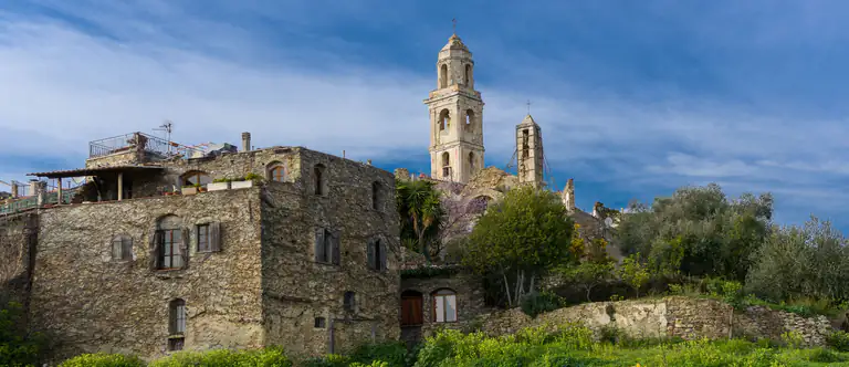 Case in pietra e campanile di Bussana Vecchia