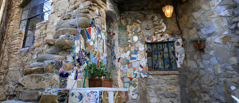 Casa in pietra decorata a Bussana Vecchia