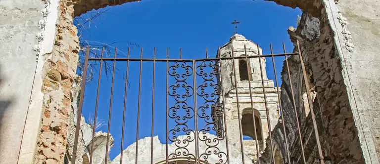 Rovine della chiesa di Bussana Vecchia viste da una finestra