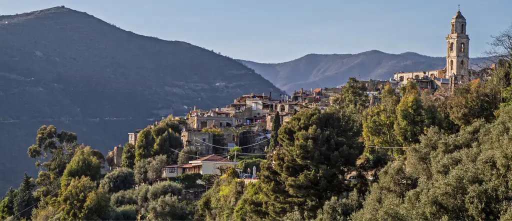 Bussana Vecchia sulla collina tra gli ulivi
