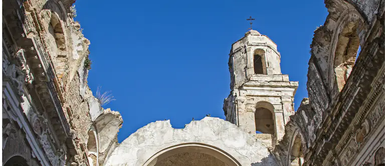 Campanile e facciata barocca della chiesa di Bussana Vecchia