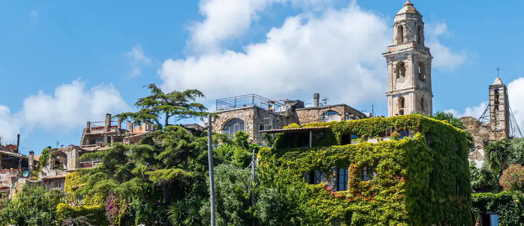 Bussana Vecchia con il campanile tra la vegetazione
