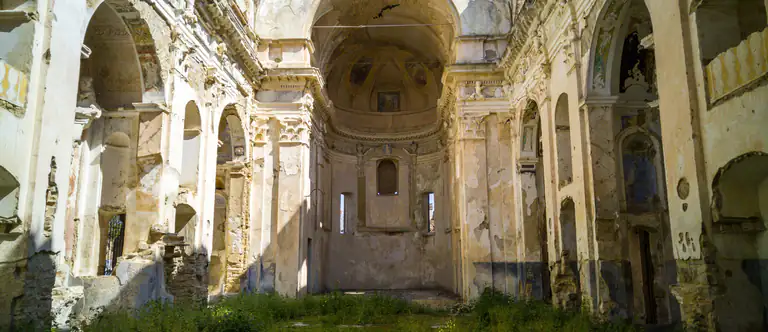 Interno in rovina della chiesa di Bussana Vecchia