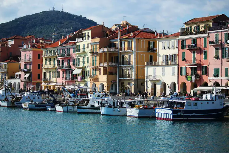 Calata Cuneo con i palazzi colorati a Imperia Oneglia
