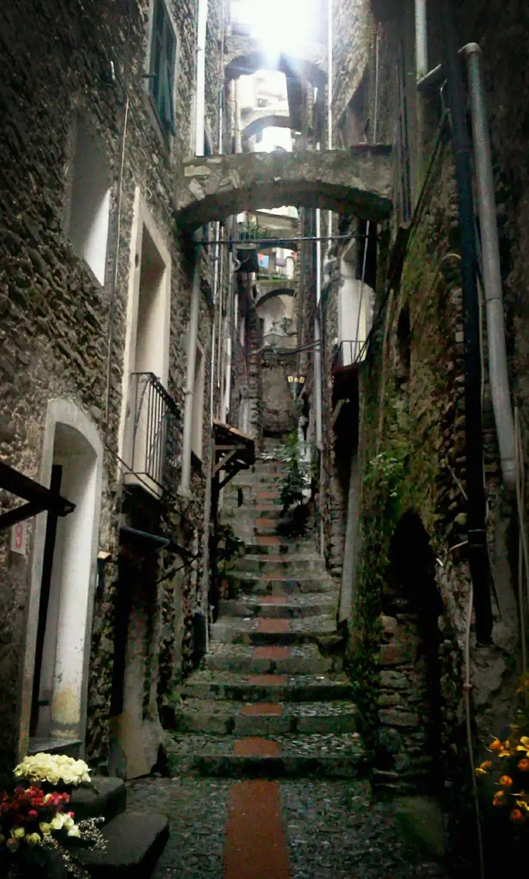Carruggio stretto con scalinata a Dolceacqua