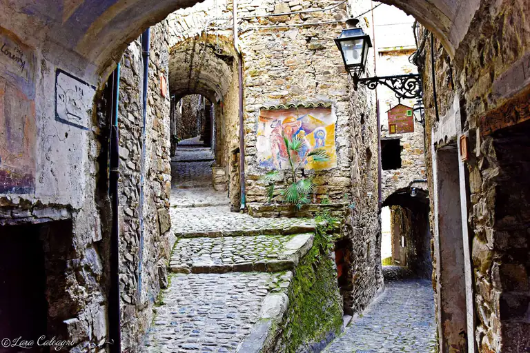 Carruggi e archi in pietra di Apricale