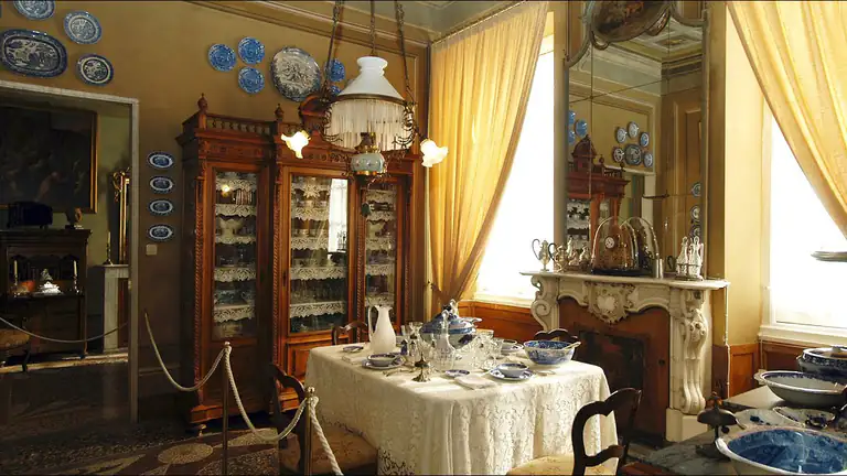 Salotto d'epoca della Casa Carbone a Lavagna