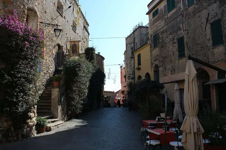 Via del borgo verso il Castello dei Clavesana a Cervo