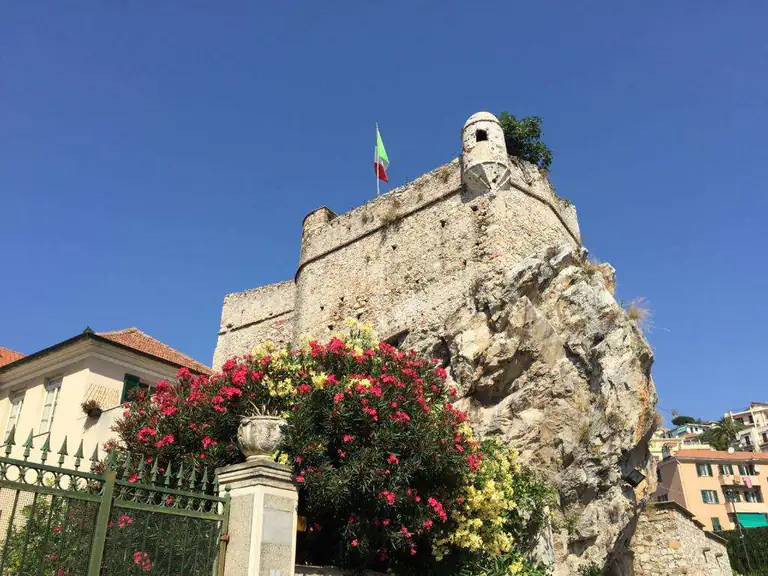 Castello di Pietra Ligure sulla rocca
