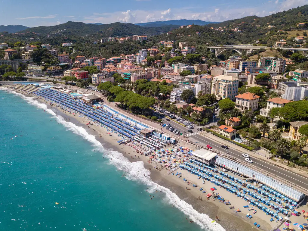 Spiagge e stabilimenti di Celle Ligure dall'alto