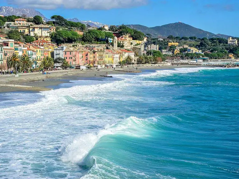 Wellen am Strand von Celle Ligure