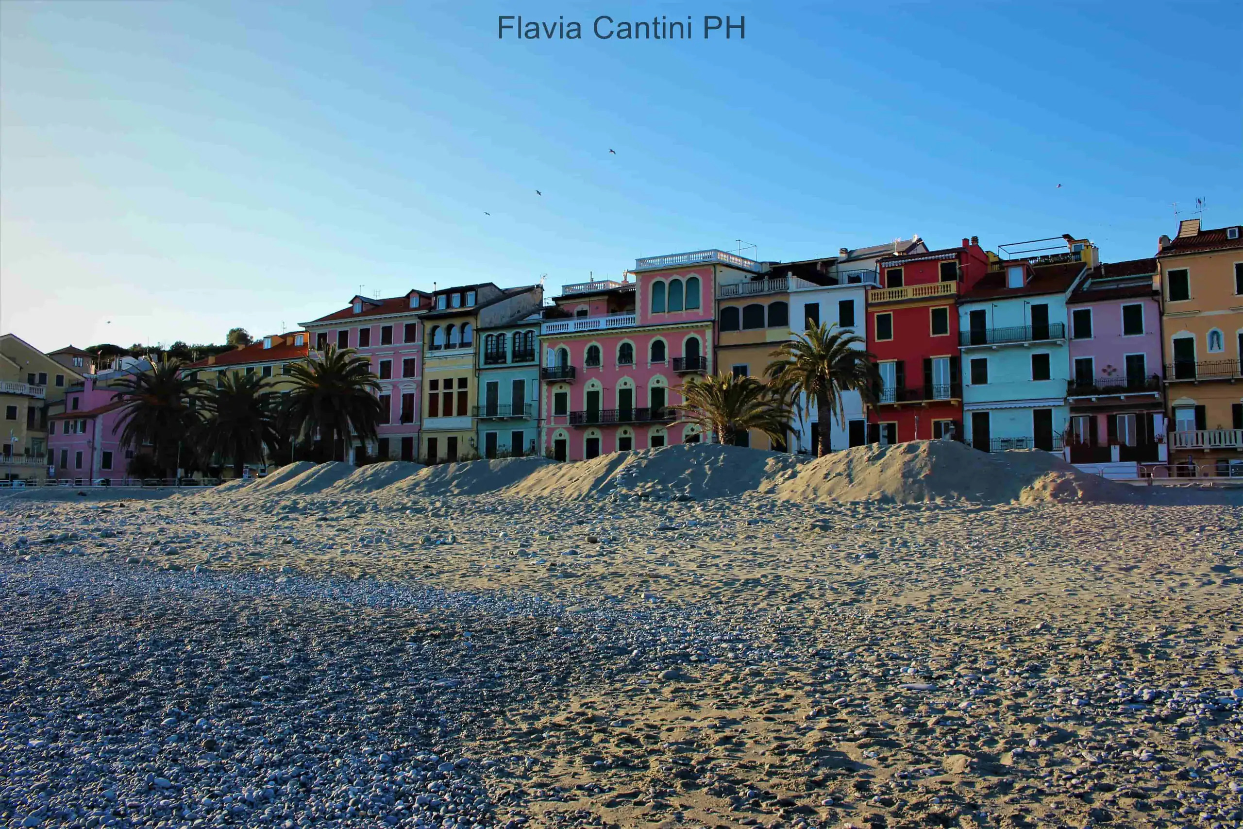 Case colorate sulla spiaggia di Celle Ligure