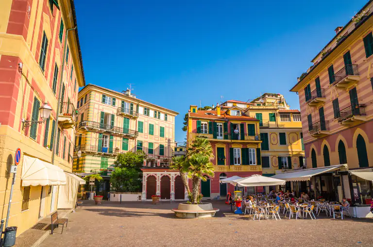 Piazza con palazzi colorati a Celle Ligure