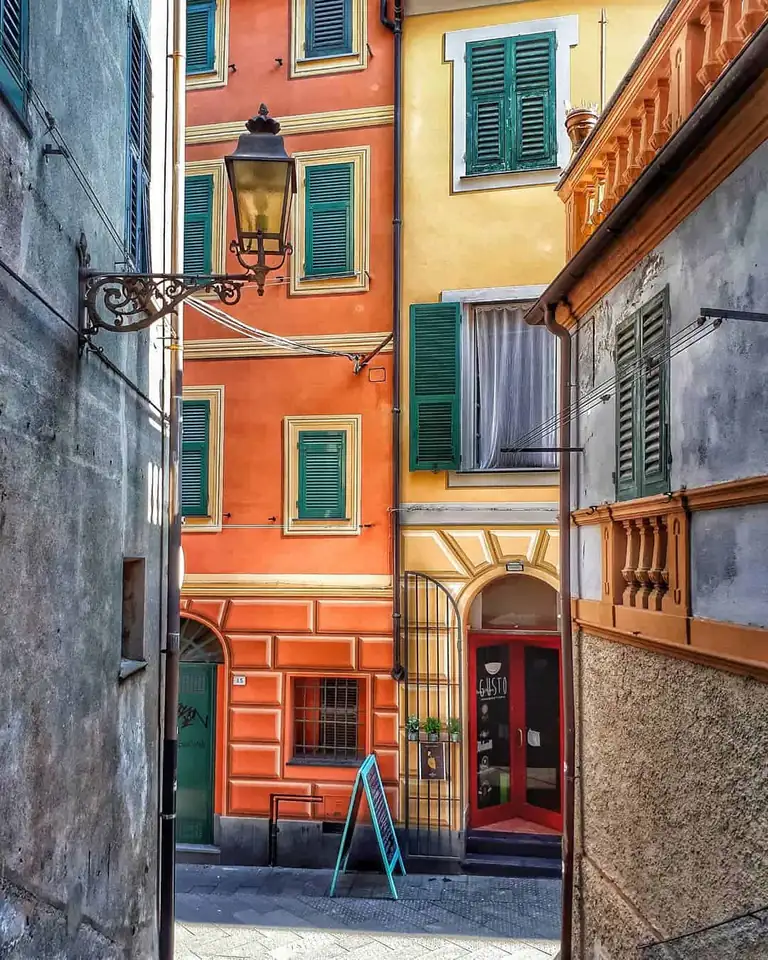Carruggio con case colorate nel centro storico di Arenzano