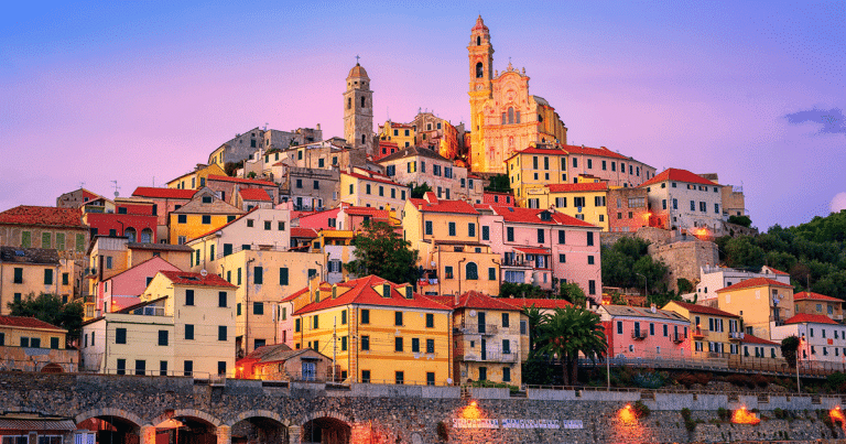 Il borgo di Cervo con la chiesa dei Corallini al tramonto