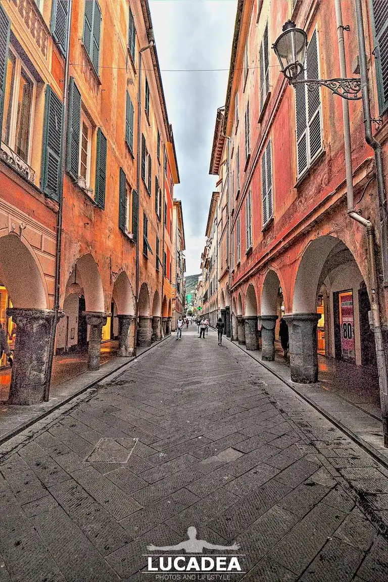 Via porticata del Carruggio Dritto a Chiavari